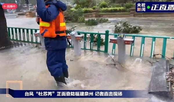 臺(tái)風(fēng)來臨前做好防御準(zhǔn)備;臺(tái)風(fēng)過后,做好環(huán)境清潔,清理地面淤泥積水!