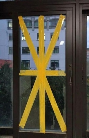 臺(tái)風(fēng)來臨前做好防御準(zhǔn)備;臺(tái)風(fēng)過后,做好環(huán)境清潔,清理地面淤泥積水!