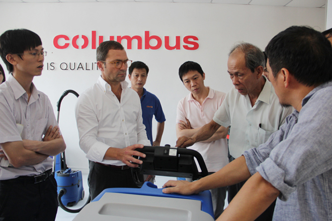 Columbus德國奧林匹斯總裁Mr. Joerg Peter Staehle我司人員相互討論與交流