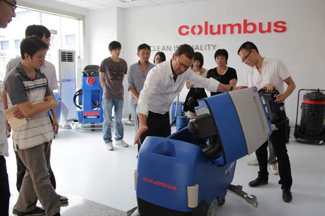 Columbus德國奧林匹斯總裁Mr. Joerg Peter Staehle講解 RA 66 BM 60 洗地機的內(nèi)部結(jié)構(gòu)
