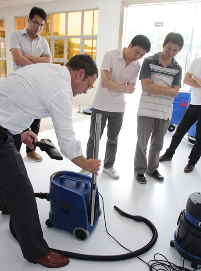 Columbus德國奧林匹斯總裁Mr. Joerg Peter Staehle正在講解新款吸塵機：環(huán)保寧靜型ST11的功能