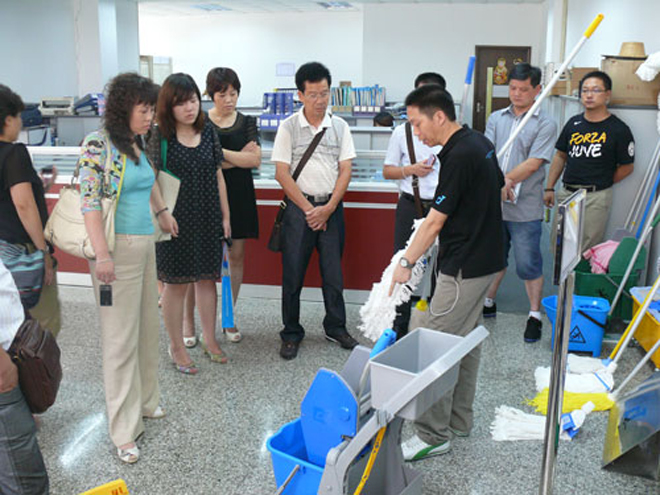 2011年9月 清潔顧問參觀團(tuán)到我司參觀交流