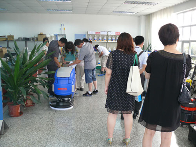 2011年9月 清潔顧問參觀團(tuán)到我司參觀交流