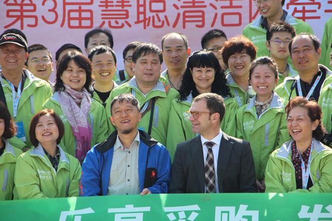 2012年12月6日慧聰網(wǎng)牽手考察團到訪我司的活動花絮