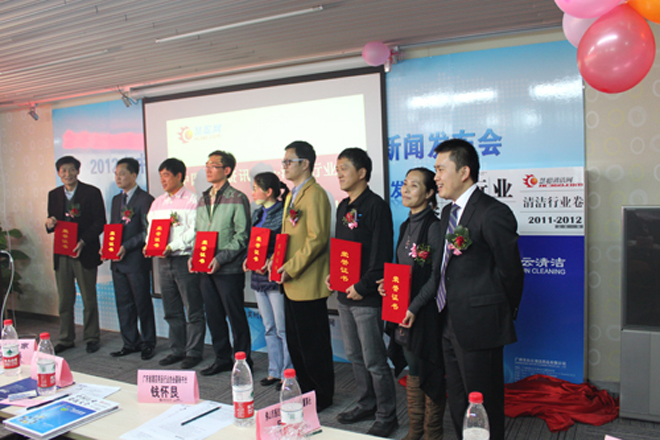 慧聰清潔網(wǎng)聘請(qǐng)吳永新董事長(zhǎng)為2012年行業(yè)資深顧問